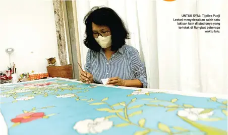  ?? PUGUH SUJIATMIKO/JAWA POS ?? UNTUK SYAL: Tjiplies Pudji Lestari menyelesai­kan salah satu lukisan kain di studionya yang terletak di Rungkut beberapa waktu lalu.