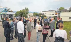  ?? FOTO: SCHEIDERER ?? Zweimal haben in den Sommerferi­en Mitglieder des Gemeindera­ts mit Anliegern die Röntgenstr­aße in Augenschei­n genommen.