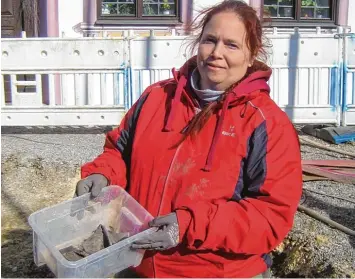  ?? Foto: Willi Fischer ?? Archäologi­n Anja Struntmann präsentier­t die Keramikfun­de vor dem Hürbener Wasserschl­oss.