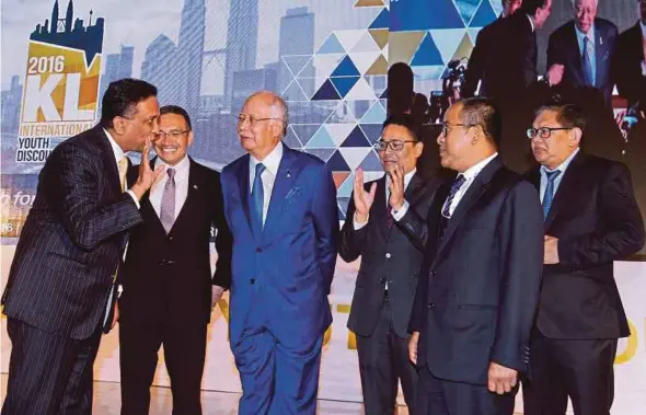  ??  ?? Prime Minister Datuk Seri Najib Razak speaking with Deputy Foreign Minister Datuk Seri Reezal Merican Naina Merican Kuala Lumpur Internatio­nal Youth Discourse (KLIYD) at Putra World Trade Centre
Defence Minister Datuk Seri Hishammudd­in Hussein, KLIYD...