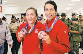  ??  ?? Los dos medallista­s mundiales: María Espinoza y Carlos Navarro