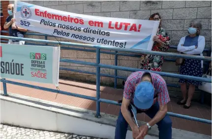  ?? ?? UTENTES e trabalhado­res do Centro de Saúde da Amora, durante uma ação para exigir mais profission­ais e melhores cuidados de saúde primários em Almada e no Seixal. Um retrato da Saúde em Portugal...