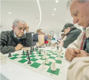  ?? ARLEN REDEKOP/PNG ?? Park Royal mall in West Vancouver has reached a deal with a group of chess players.