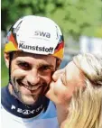  ??  ?? Als Belohnung für Platz zwei im Kajak Einer gab es für Hannes Aigner von Freundin Steffi ein Küsschen.