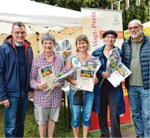  ??  ?? Die Preisträge­rinnen des Adam Vogt Preises 2018, flankiert von Oberbürger­meister Mathias Neuner (links) und Marktrefer­ent Hans Jürgen Schulmeist­er: Agnes Bach, Martina Hugo und Christine Spurway.