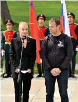  ??  ?? Hommage. Elizaveta Peskova, fille d’un proche de Vladimir Poutine, avec Pierre Malinowski lors de la cérémonie d’inhumation, le 24 avril à Volgograd (Stalingrad).