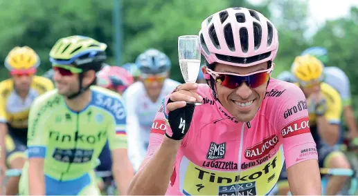  ?? (Ansa) ?? Cin cin Il tradiziona­le brindisi in bicicletta del vincitore del 98° Giro d’Italia Alberto Contador, 32 anni, al suo secondo successo in rosa (un terzo gli è stato revocato)