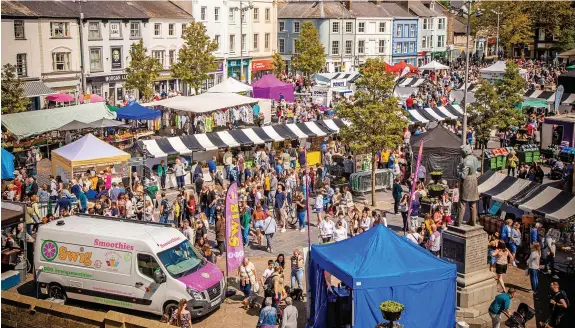  ?? PIC: IOLO PENRI ?? Buzz and bustle the length of the town: Caernarfon Food festival’s joyous return