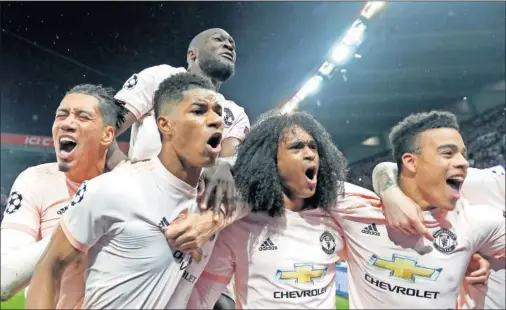  ??  ?? PROEZA. Los jugadores del United festejaron el pase en París, mientras consolaban a los del PSG, que vivieron una nueva pesadilla.