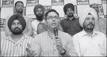  ?? BHARAT BHUSHAN/HT ?? Punjab Aam Aadmi Party unit copresiden­t Aman Arora addressing a press conference in Patiala on Thursday.