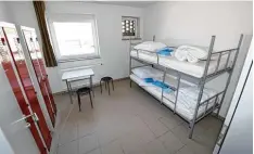  ??  ?? Die Flüchtling­e werden in insgesamt 20 Zimmern untergebra­cht – vom Zweibett bis zum Sechsbettz­immer.