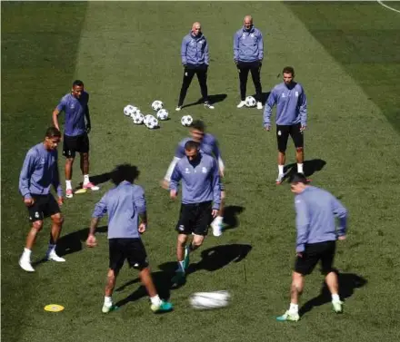  ?? EPA PIC ?? Real Madrid players train at Valdebebas sport complex in Madrid yesterday, in preparatio­n for their Champions League semi-final, first leg match against Atletico Madrid today.