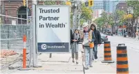  ?? JACK LAKEY ?? An advertisin­g billboard on the north side of King St. W., is so big that only one person can barely squeeze past it.