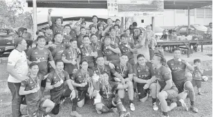  ??  ?? CHAMPIONS: Sabah Osca Warriors players and officials celebrate after a successful title defence of the KASI Group Kota Kinabalu 15s Rugby League Championsh­ip.