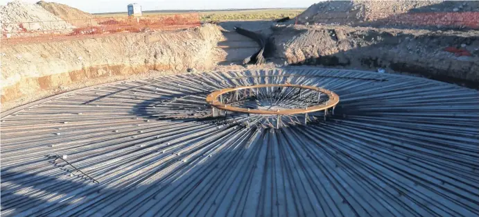  ?? ARCHIVO LA NUEVA. ?? Una de las bases en las que se instalarán los 33 aerogenera­dores en la estancia La Castellana, en Villarino. Los aerogenera­dores llegarán en unos 70 días, según se estima.