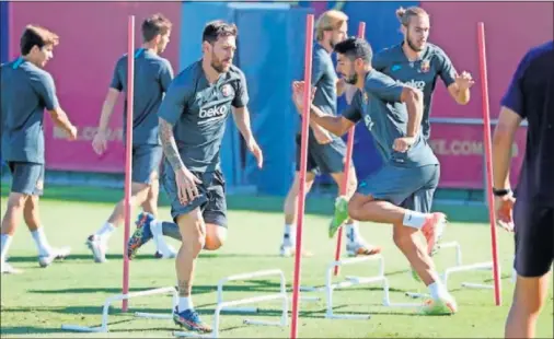  ??  ?? Leo Messi y Luis Suárez se ejercitan en la Ciutat Esportiva del Barcelona. Ambos son las grandes esperanzas del equipo blaugrana esta noche.