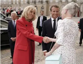  ?? FOTO: TT-AP/MARTIN SYLVEST ?? Frankrikes första dam Brigitte Macron hälsar på Danmarks drottning Margrethe.