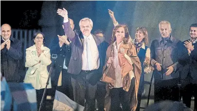  ?? Marcelo manera ?? Cristina y alberto ingresaron juntos; ella desempolvó sus pasos de baile