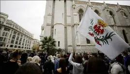  ?? (Photo Dylan Meiffret) ?? Quelque  personnes pour une messe de rue hier à Nice.