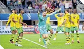  ?? ?? El portero Matt Turner, de EU, celebra el agónico empate contra Jamaica, que envió el juego a la prórroga.