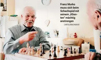  ?? CARITAS/BRACHMAYER ?? Franz Murko muss sich beim Schachspie­l mit seinem „Klienten“mächtig anstrengen