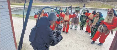  ?? FOTO: GÖTZ ?? Filmemache­r und Narrenrat Nik Johannsen beim Dreh mit den Dämonen samt Groggadäle­r am Ehinger Groggensee.