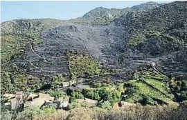  ??  ?? Las llamas llegaron muy cerca del núcleo de la Vall de Santa Creu