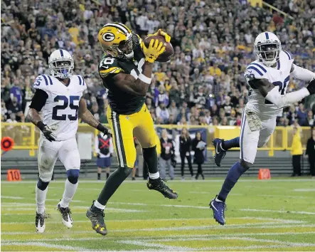  ?? DYLAN BUELL/GETTY IMAGES ?? One of the few bright spots for the Green Bay Packers in their 31-26 loss to Indianapol­is was this fourth-quarter touchdown reception by Randall Cobb, who was battling a hamstring injury. There’s concern among Packers’ faithful about their so-so 4-4...