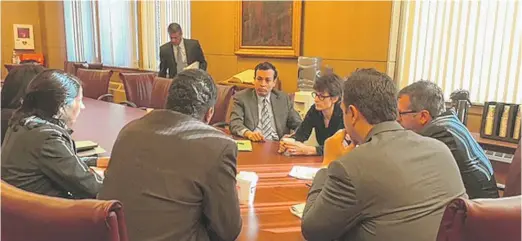  ?? FRAN SPIELMAN/ SUN- TIMES FILE PHOTO ?? Michael Negron, then Mayor Rahm Emanuel’s policy chief, at center with Budget Director Alex Holt huddling with aldermen in 2016.