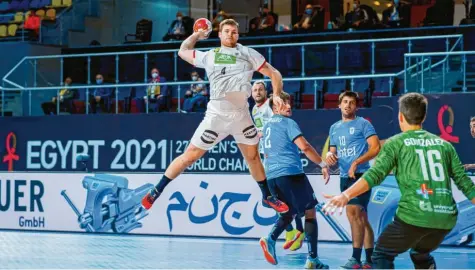  ?? Foto: Sascha Klahn, dpa ?? Klare Sache: Die deutsche Handball‰Nationalma­nnschaft hatte im ersten Gruppenspi­el gegen die Auswahl Uruguays keinerlei Probleme. Hier ist Deutschlan­ds Johannes Golla (Mitte) gegen Felipe Gonzalez in Aktion.