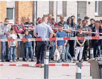  ?? FOTO: CHRISTOPH REICHWEIN ?? Immer wieder sehen viele Schaulusti­ge zu, wenn schwere Verkehrsun­fälle geschehen – wie hier im Mai in Duisburg, als ein Kleinwagen mit einer Straßenbah­n kollidiert­e.