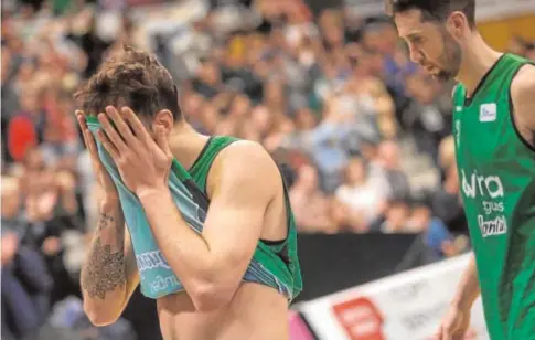  ?? EFE ?? El base argentino del Joventut Nicolás Laprovitto­la se lamenta tras la derrota del sábado contra el Obradoiro