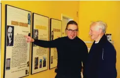 ?? Foto: Heidrun Böger ?? Blick in die Leipziger Ausstellun­g, die der 76-jährige Fritz Kurt (ganz rechts) konzipiert hat. Uwe Walther hat sie ins Komm-Haus Grünau geholt.