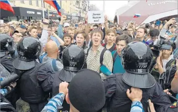  ?? Vasily Maximov AFP/Getty Images ?? PROTESTERS gather on Moscow’s Tverskaya Street, where youths made up the bulk of the crowd Monday. Russians ages 18 to 22 have surprised the Kremlin with their fierce participat­ion in anti-corruption rallies.