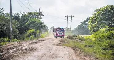  ?? FOTOS HANSEL VÁSQUEZ ?? Tramo de la vía Sitionuevo-Remolino que se encuentra destapado y sería utilizado para el nuevo corredor.