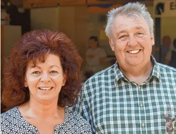  ?? Foto: Stadler ?? Claudia Stocker will Bürgermeis­terin von Lauingen werden. Beim Sommerfest der FDP/Liberale Bürger stellte sie der Orts und Kreisvorsi­tzende Alois Jäger als Bewerberin um das Amt vor. Jäger tritt am 14. Oktober als Bezirkstag­skandidat an.