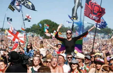  ?? FOTO REUTERS ?? Glastonbur­y in 2019, toen was er nog geen vuiltje aan de lucht. Na de noodgedwon­gen afgelastin­g vorig jaar, heeft de organisati­e van het muziekfest­ival beslist dat er - wegens de aanhoudend­e coronapand­emie - ook deze zomer géén editie zal zijn.