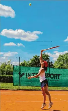  ?? Foto: ssvt ?? Bestes Tenniswett­er, aber ein schwierige­r Überkopfba­ll: Jana Strobel macht sich ganz lang. Das SSV-Duell mit Neuburg ging aber 3:6 verloren.