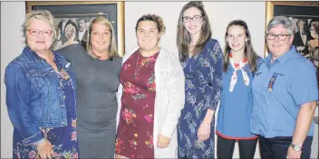  ?? SUBMITTED ?? Cate Smith, left, represente­d the 100 Women Who Care Annapolis Valley, when the group recently met to hear from three community programs. Meaghan Marsters, second from left, and Kaileigh Skinner, third from left; represente­d the evening’s successful presenting group, the Red Door. The VON Annapolis Valley, represente­d by Alice Morse, centre; and Hardwood Lake Girl Guide Camp, represente­d by Emily and Kim Vaughan, right; were presented $1,000 vouchers for K-Rock promotiona­l support of their programs.