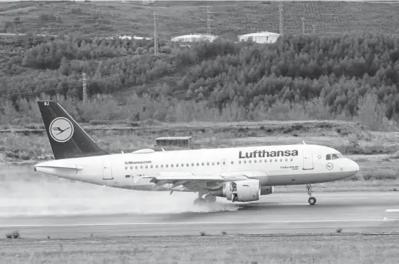  ??  ?? Un avión de la compañía alemana toma tierra ayer en el aeropuerto de Noáin, que ha visto reactivada su actividad con esta conexión.