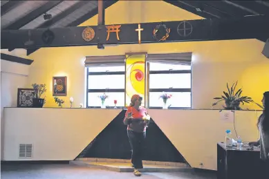  ?? Photos by Preston Gannaway / Special to The Chronicle ?? At the Berkeley location of the Qal’bu Maryam women’s mosque, Rabi’a Keeble sets up the space for prayer.