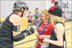  ?? CAROLE MORRIS-UNDERHILL ?? Wendy Jordan, aka Bitta Badness, signed autographs following the Rebel Belles’ first derby. Pictured are Lucy Sharpe and Jordan’s daughter, Efa Jordan.