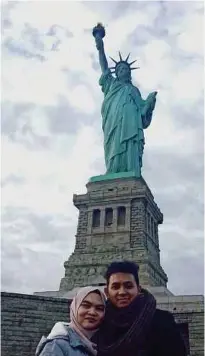  ??  ?? DI New York bersama isteri.