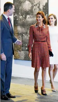  ??  ?? EXPERTA. En la inauguraci­ón de la feria de Arte Contemporá­neo de Madrid, Awada desplegó sus conocimien­tos frente a los reyes Felipe VI y Letizia. Eligió las obras para regalarles.