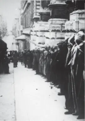  ?? ?? Sangue su sangue Abitanti e passanti allineati lungo via Rasella il 23 marzo 1944, dopo l’attentato a un battaglion­e nazista FOTO ANSA