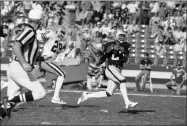  ?? THE ASSOCIATED PRESS ?? Former Raiders wide receiver Cliff Branch hauls in a pass against the Browns during a 1982 AFC playoff game.