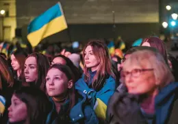  ?? JUSTIN TALLIS/AFP ?? People wave Ukrainian flags as they attend a vigil in Trafalgar Square, central London, on Thursday to mark one year anniversar­y of Russia’s invasion of Ukraine.