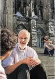  ?? FOTO: DOK ?? Weihbischo­f Ansgar Puff bei der Beichte vor dem Kölner Dom