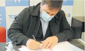  ?? Prensa fdt ?? Santoro firmando su candidatur­a a diputado