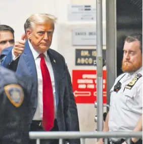  ?? ?? El expresiden­te de Estados Unidos y aspirante republican­o para la Casa Blanca, Donald Trump, llega a la sede del Tribunal de Nueva York, para el inicio de un juicio.